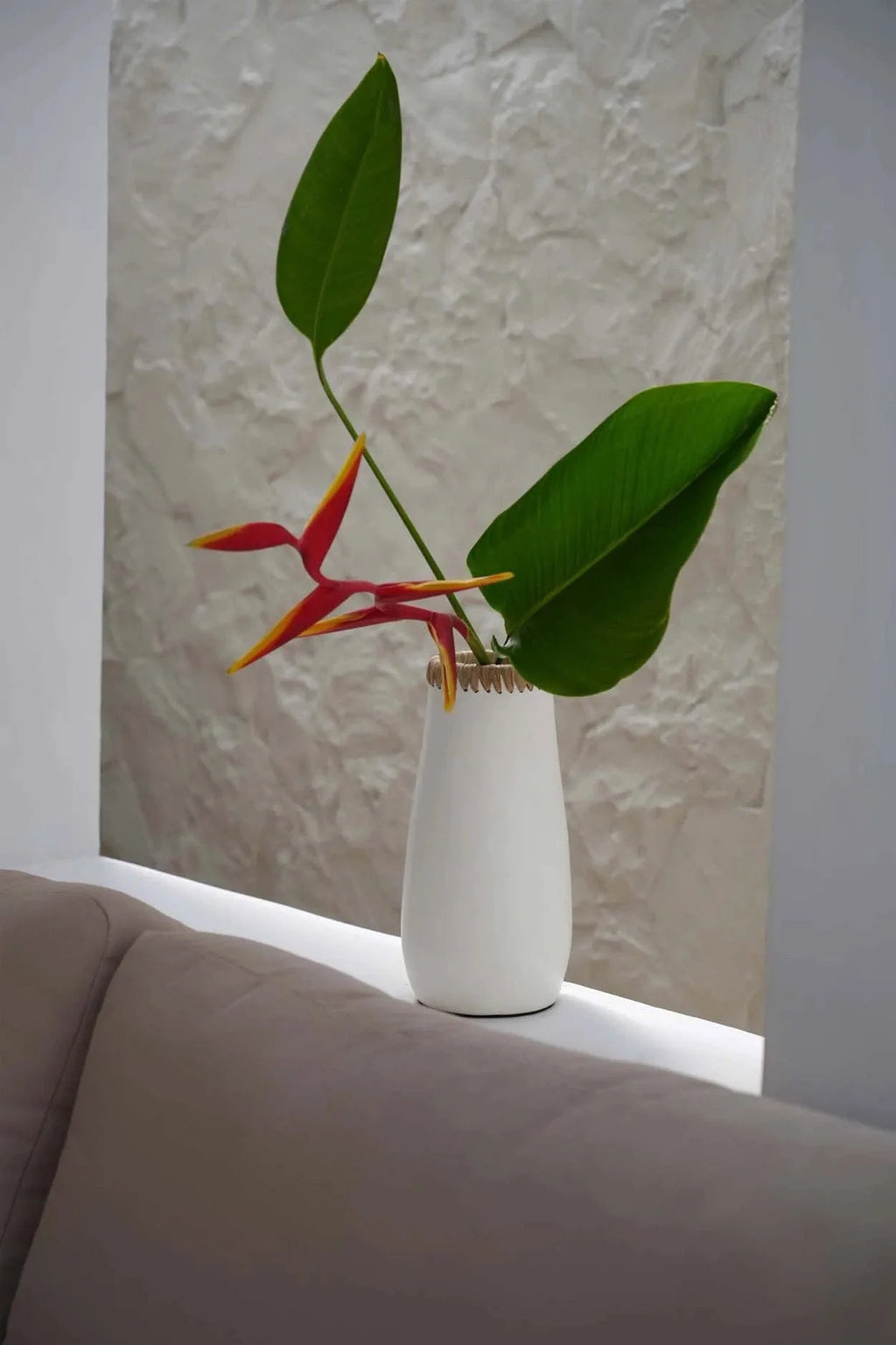 Vase décoratif en terre cuite blanc naturel avec fleurs tropicales et bordure en raphia