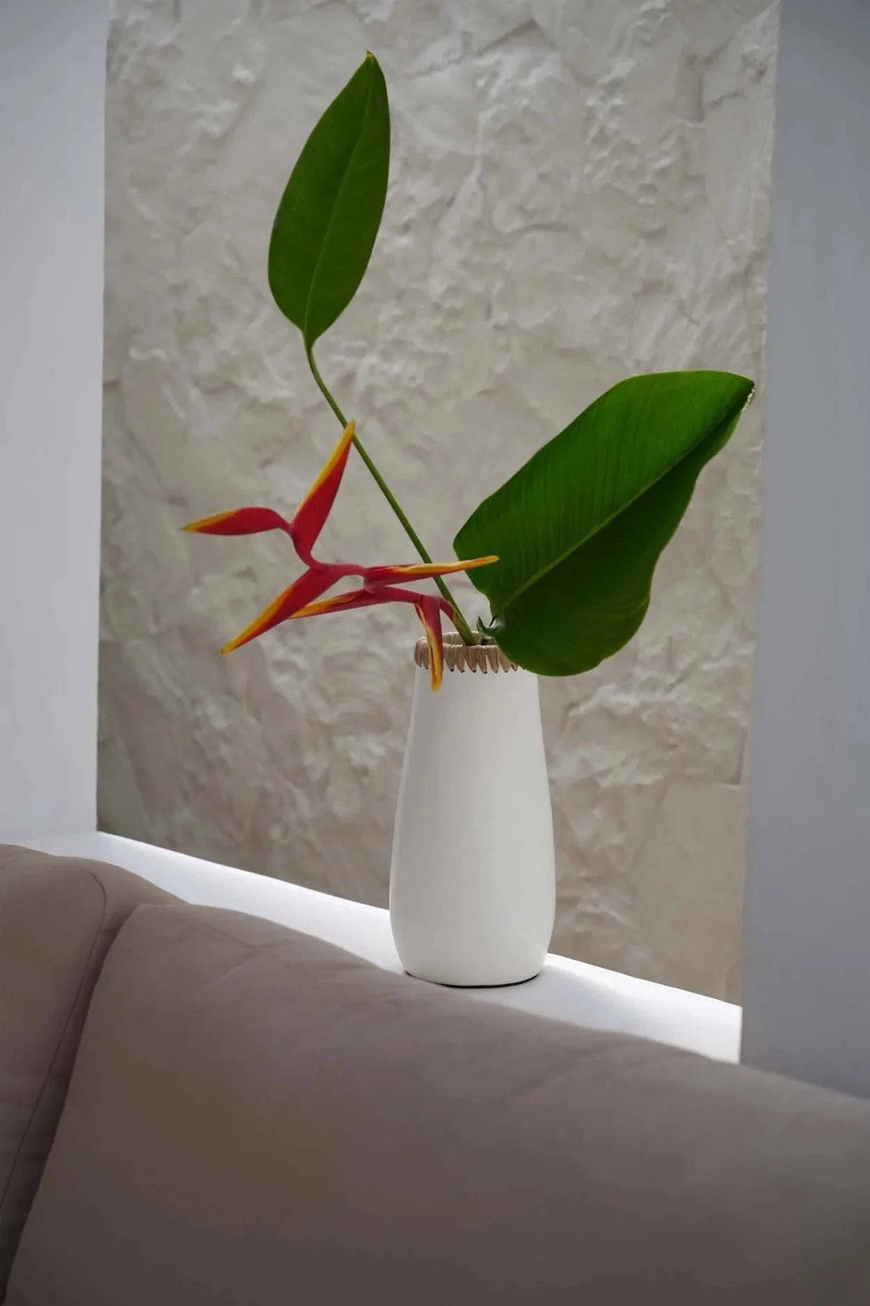 Vase décoratif en terre cuite blanc naturel avec fleurs tropicales et bordure en raphia