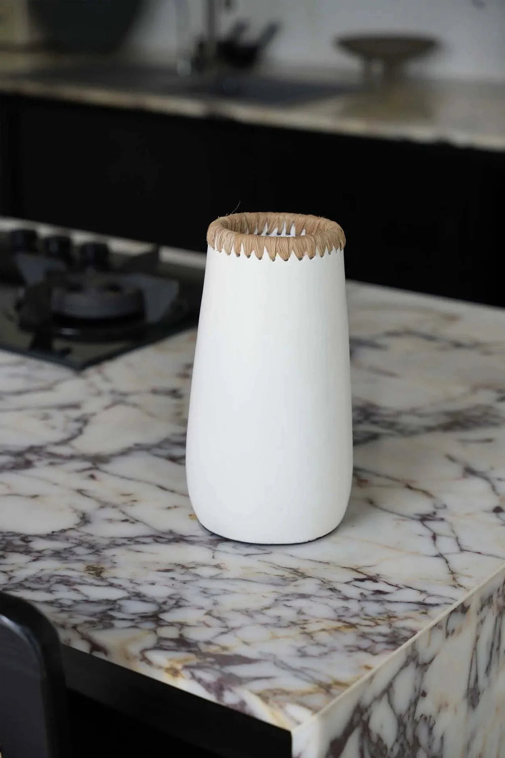 Vase décoratif en terre cuite blanc naturel avec bordure en Raphia, H26 cm