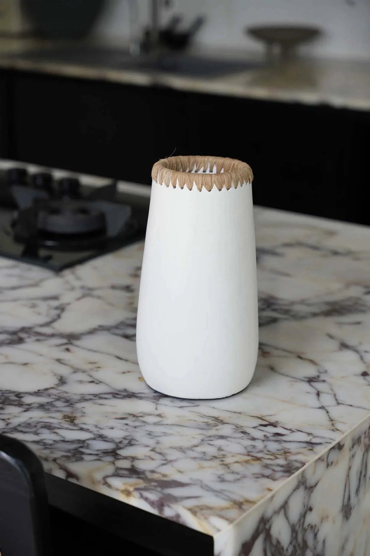 Vase décoratif en terre cuite blanc naturel avec bordure en Raphia, H26 cm