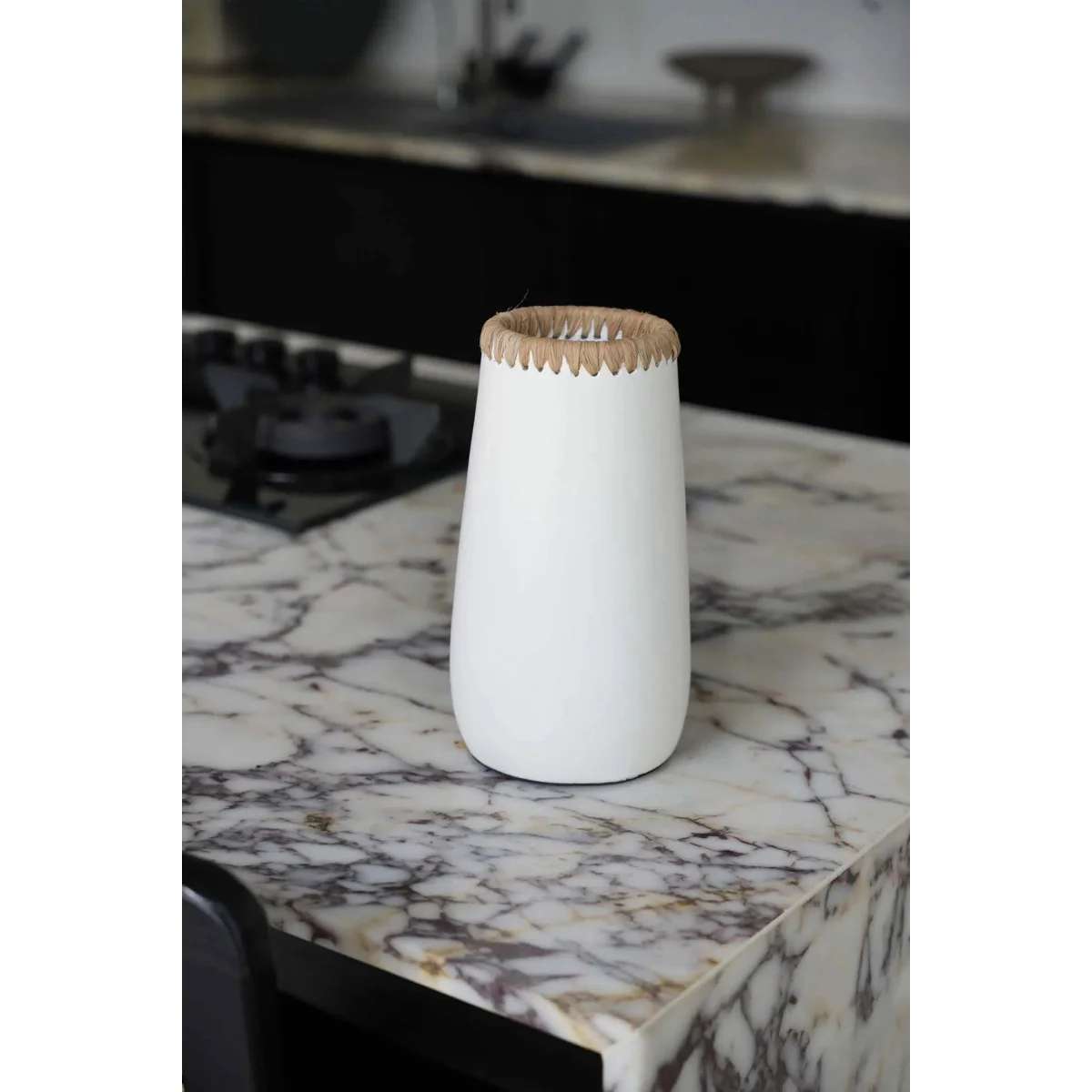 Vase décoratif en terre cuite blanc naturel avec bordure en raphia, H26 cm