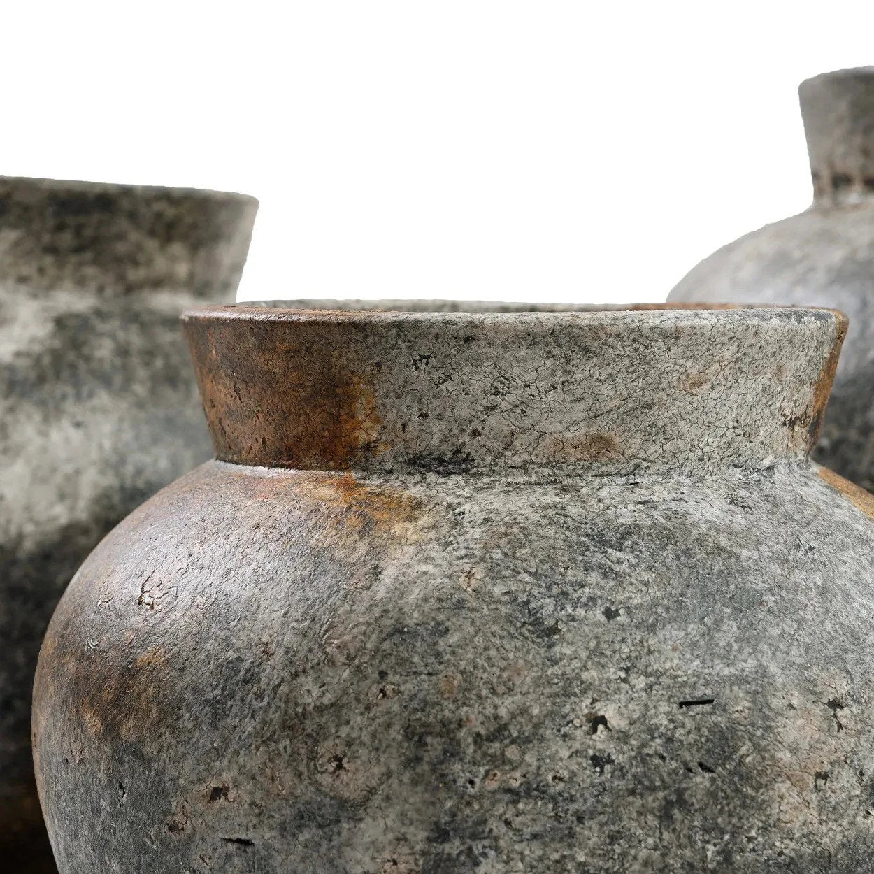 Vase décoratif en terre cuite gris antique avec texture rustique, hauteur 23 cm