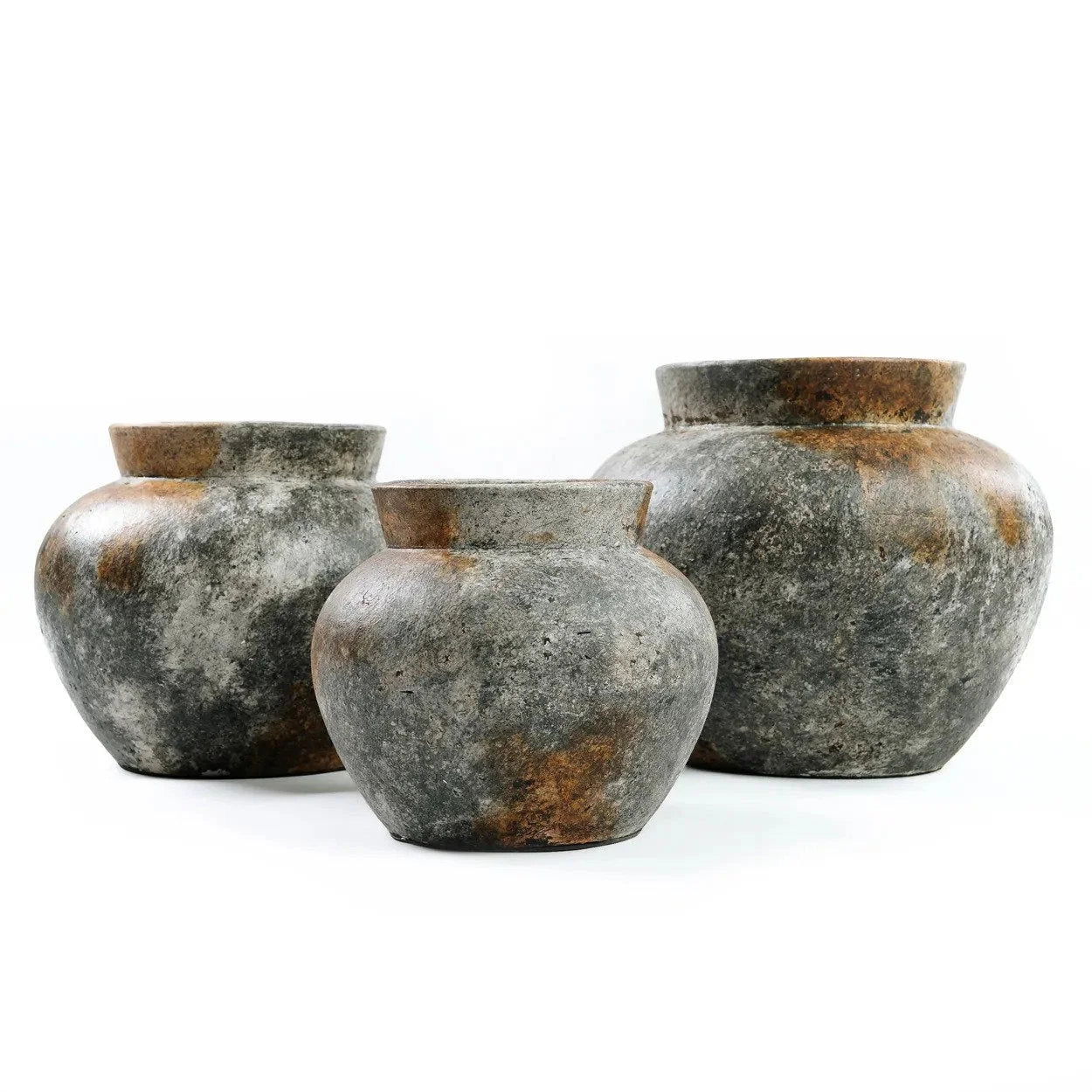 Trois pots en terre cuite grise antique avec une apparence vieillie, décoratifs
