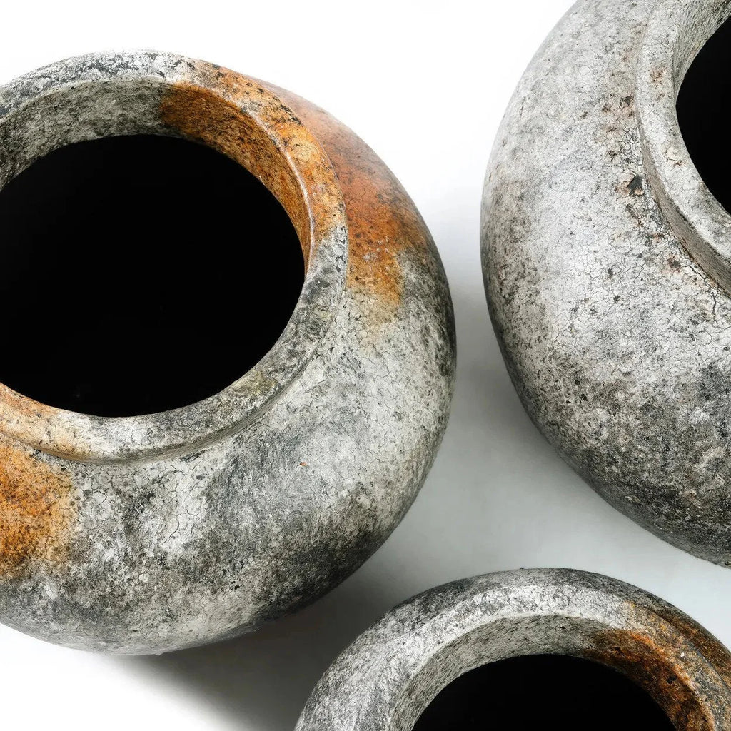 Trois jarres en terre cuite grise antique pour la décoration de jardin