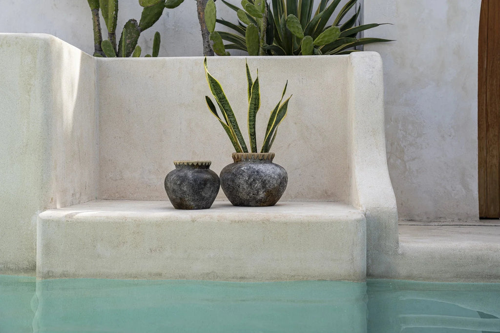Vase décoratif en terre cuite grisée col tressé en raphia – H23 cm