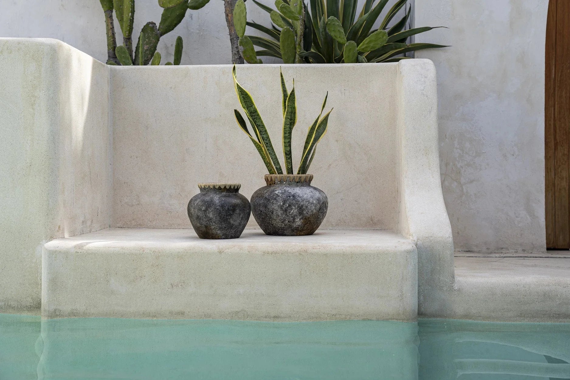 Vase décoratif en terre cuite grisée col tressé en raphia – H23 cm