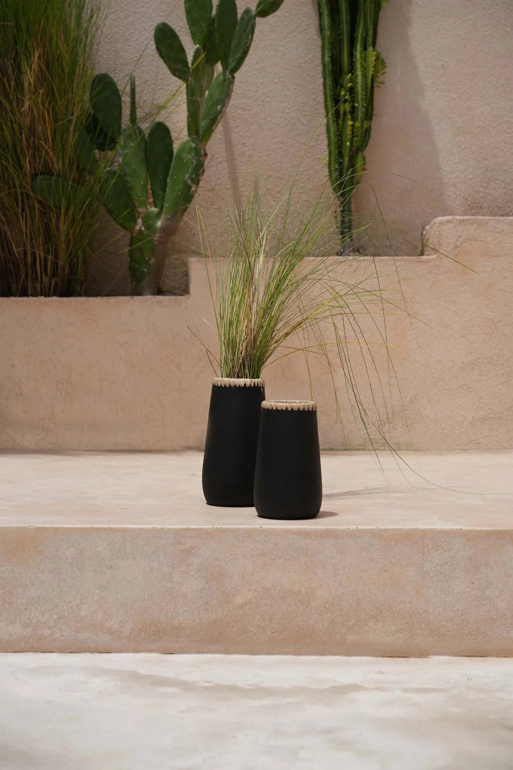 Vase décoratif en terre cuite noir avec rim textured tan et herbes sèches