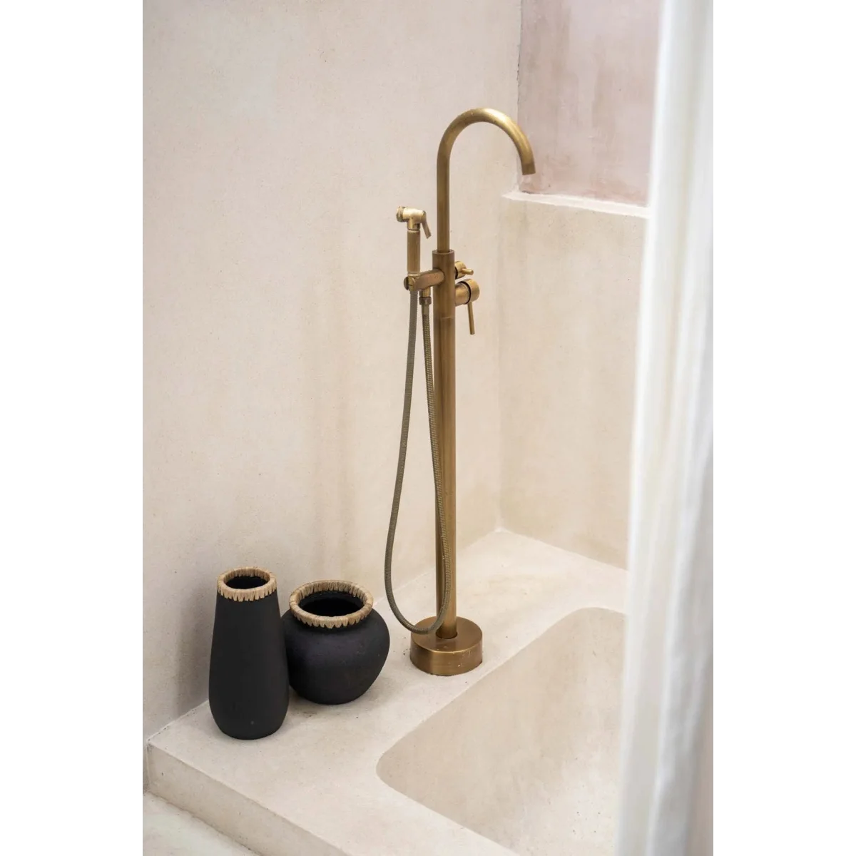 Robinet de baignoire en laiton avec douchette à main pour décoration Vase en terre cuite noire
