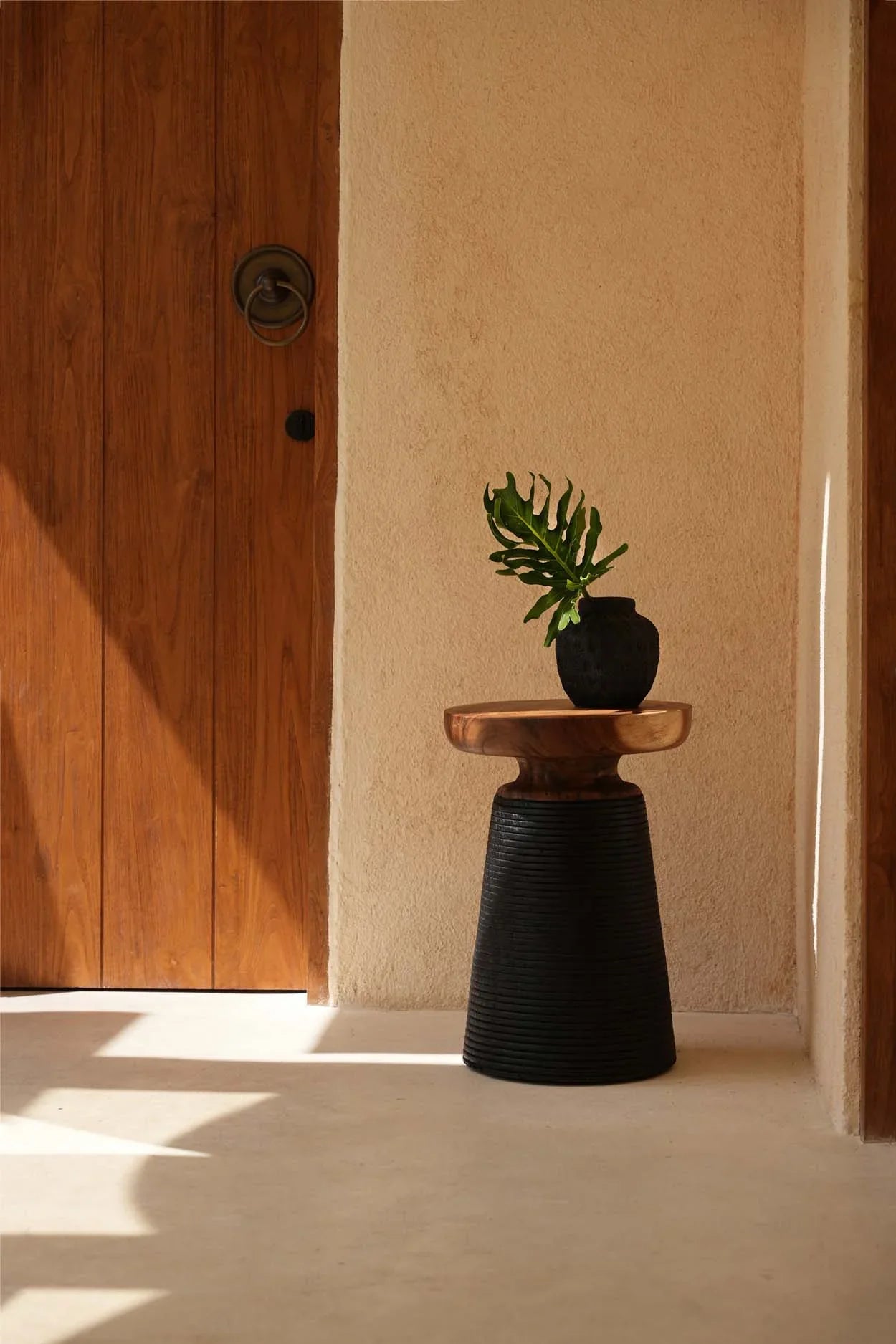 Vase décoratif en terre cuite noire H14 cm sur une table d’appoint élégante