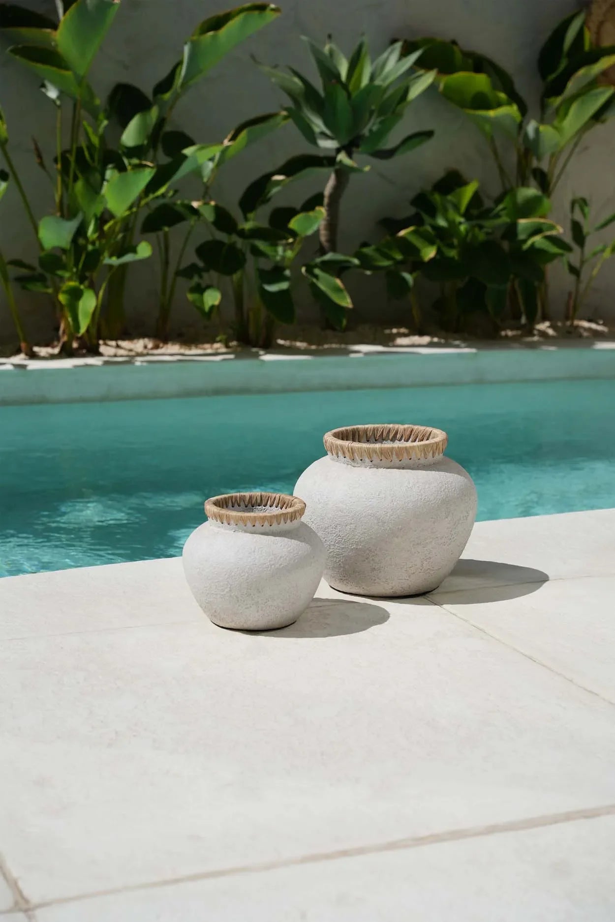 Vase décoratif en terre cuite et raphia avec deux pots en céramique blanche à textures