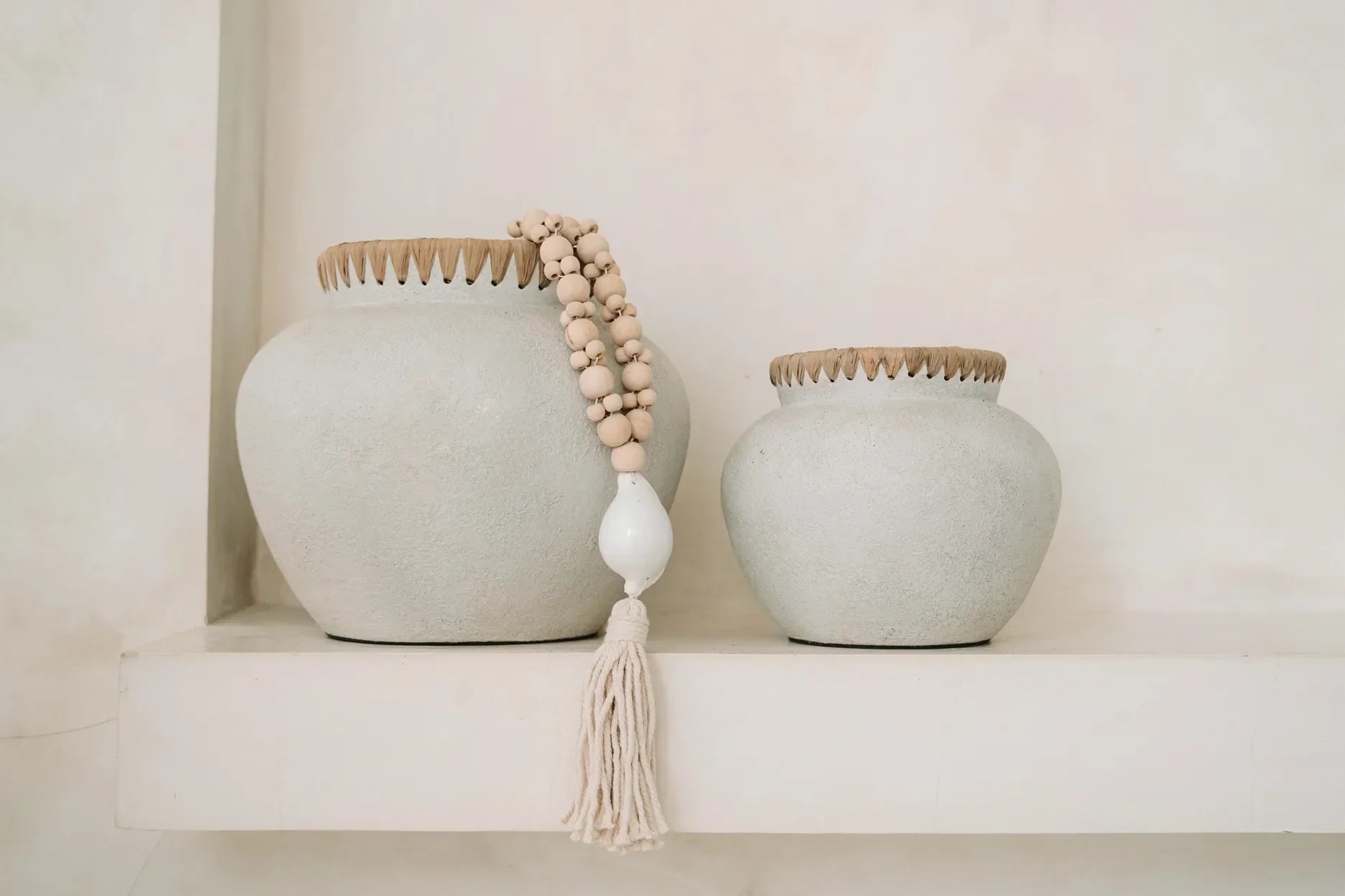 Vases en terre cuite et raphia avec tassel perlé, décor naturel 19 cm