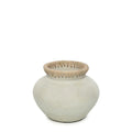 Vase décoratif en terre cuite et raphia 19 cm avec pot blanc en céramique et rattan