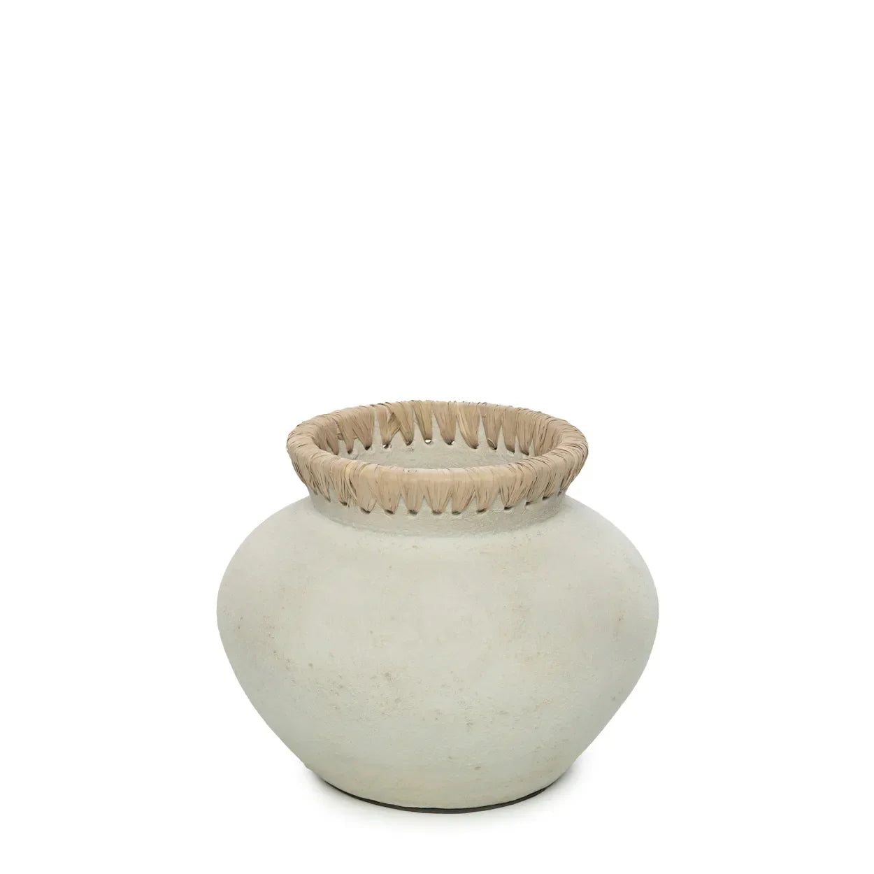 Vase décoratif en terre cuite et raphia, rond, blanc cassé avec bord en tressé