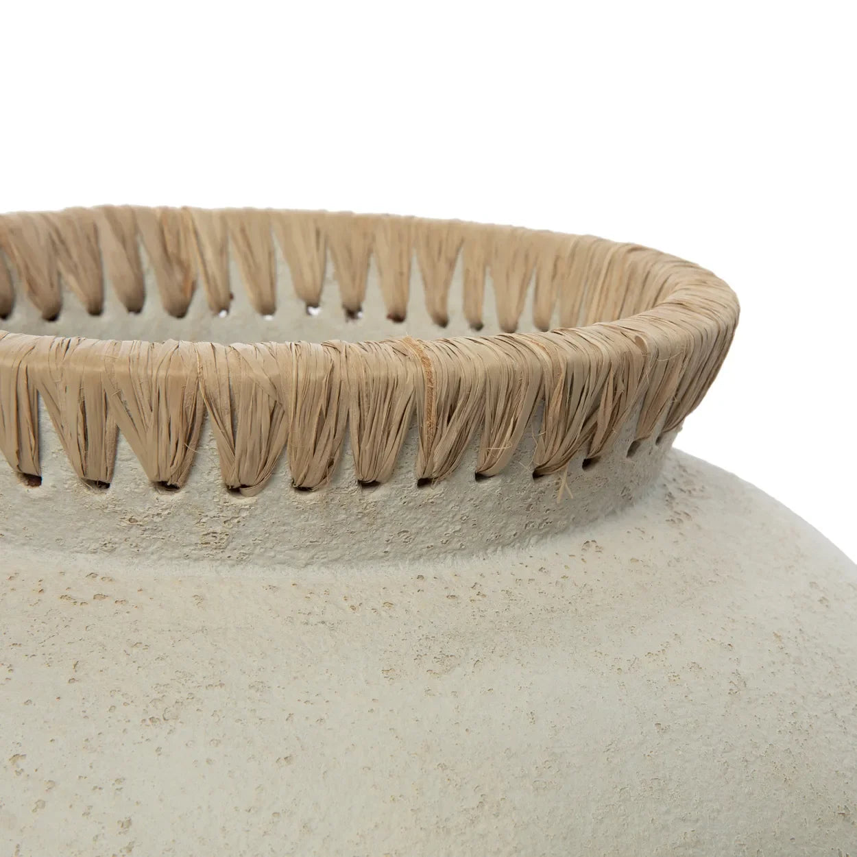 Vase décoratif en terre cuite avec texture off-white et trame en raphia, 19 cm