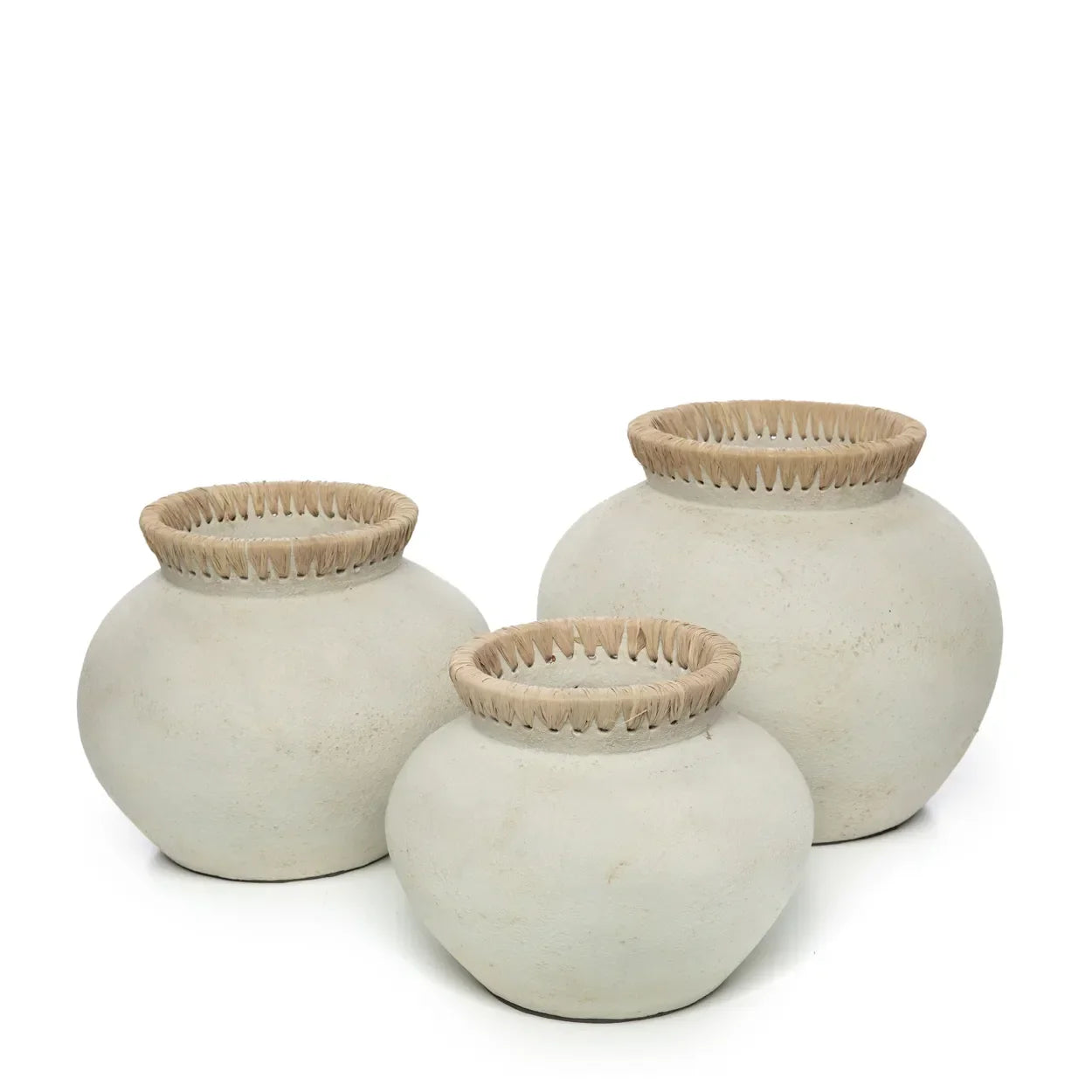 Trois pots en céramique blanche avec rebords texturés, décoration en terre cuite et raphia