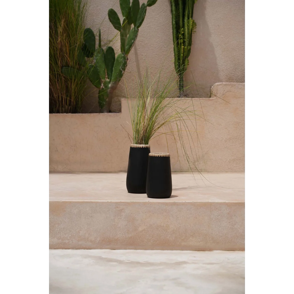 Vases décoratifs en terre cuite et raphia noir avec herbes séchées, 26 cm