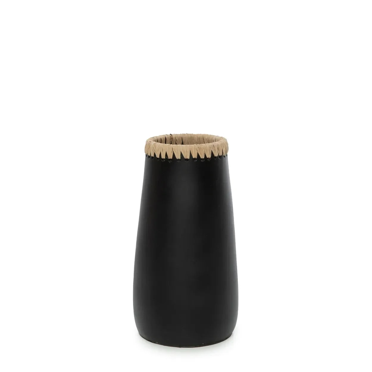 Vase décoratif en terre cuite et raphia noir avec un rebord texturé, hauteur 26 cm