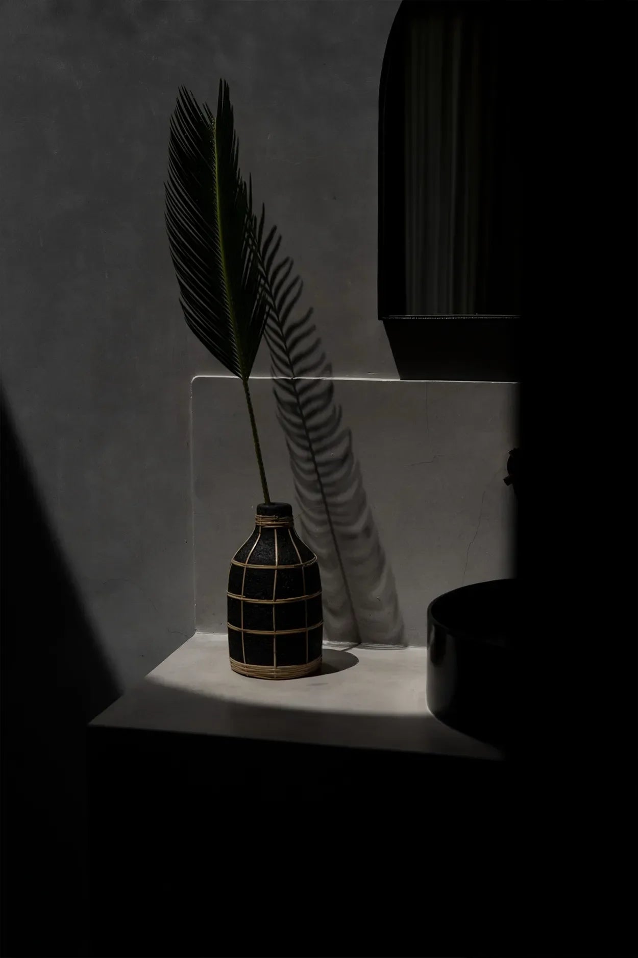 Vase décoratif en terre cuite et rotin noir 24 cm