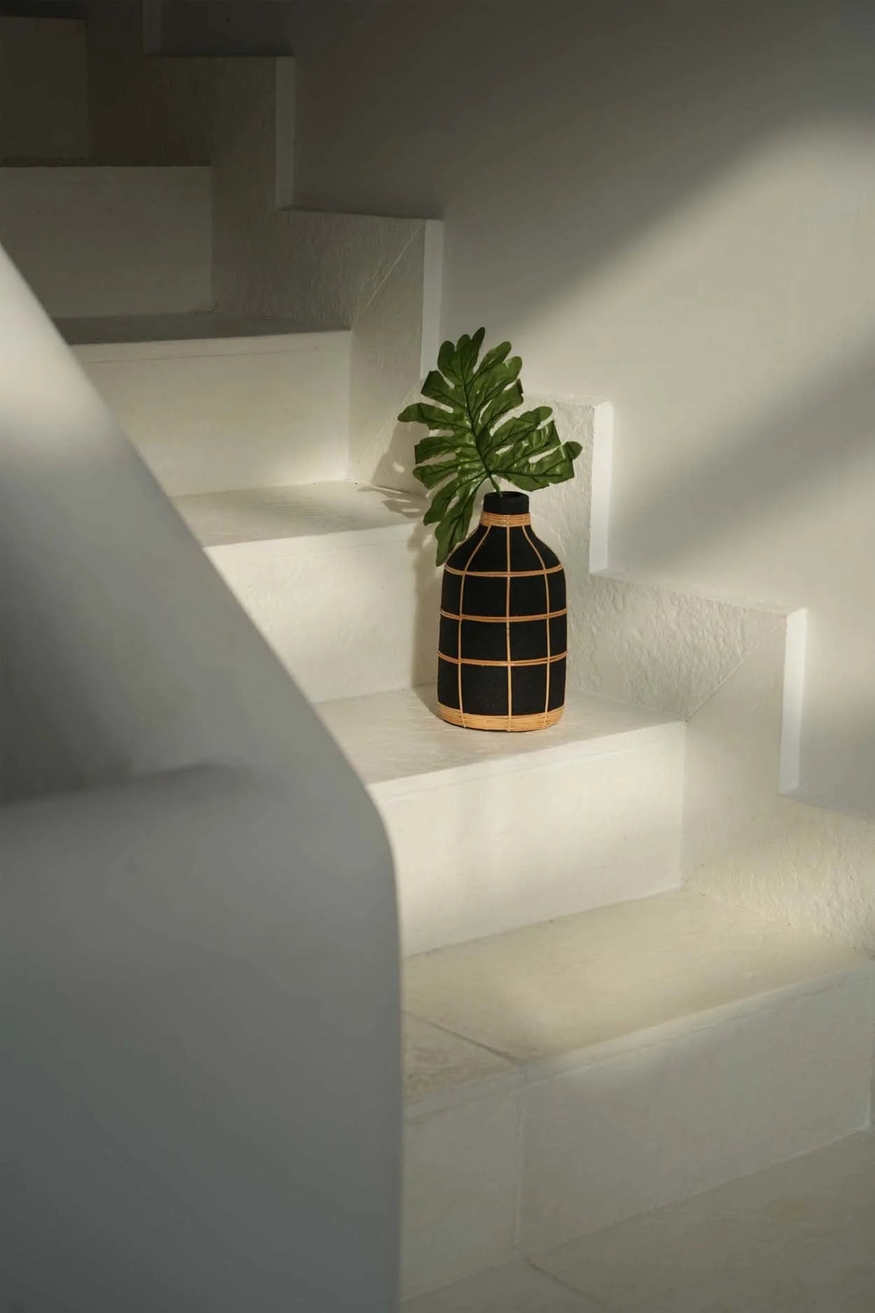 Vase décoratif en terre cuite et rotin noir 24 cm