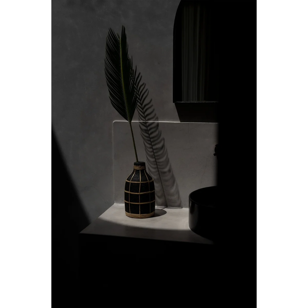 Vase décoratif en terre cuite et rotin noir 24 cm