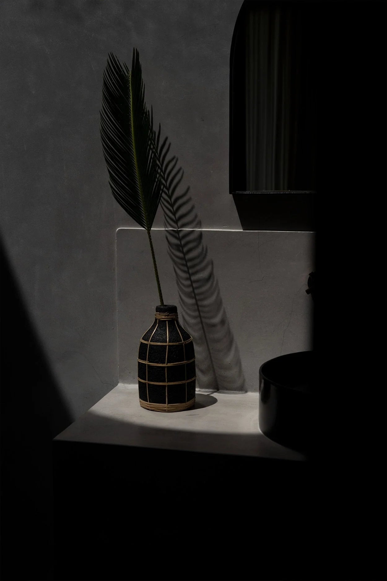 Vase décoratif en terre cuite et rotin noir 24 cm