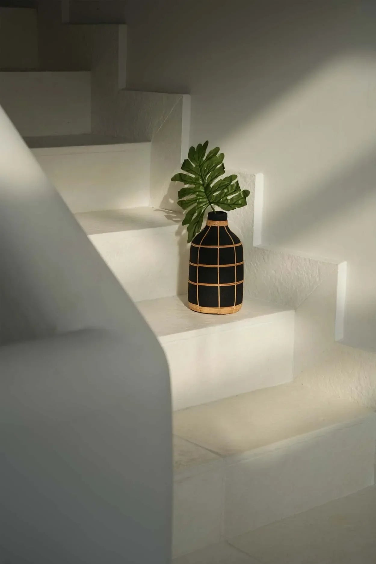 Vase décoratif en terre cuite et rotin noir 24 cm