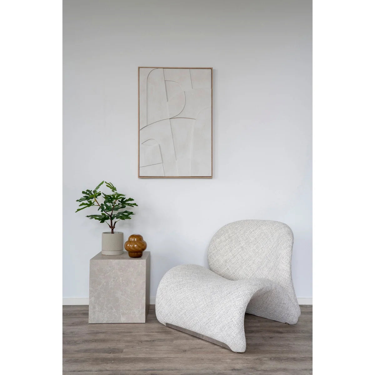 Fauteuil moderne capitonné beige avec design sculptural texturé