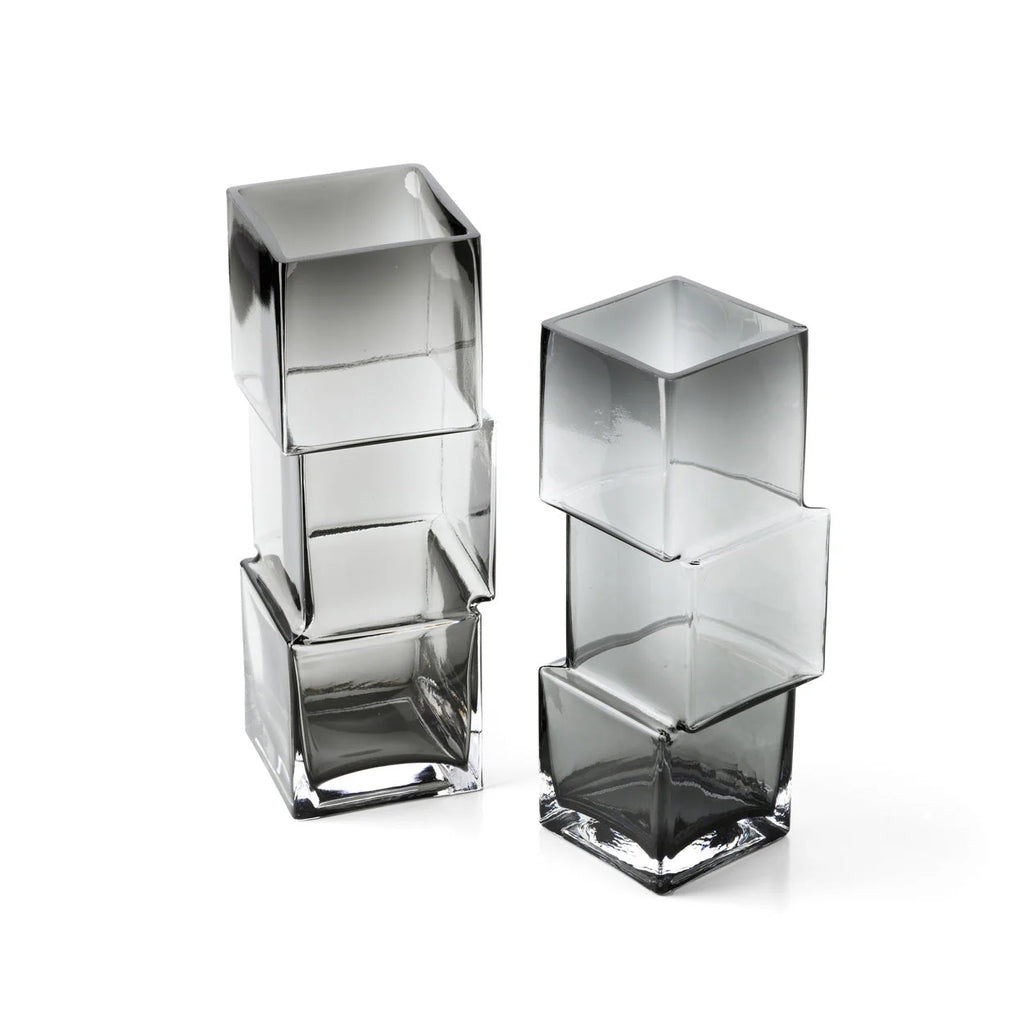 Vases en verre recyclé gris fumé cubiques empilés, gradient clair à foncé, H30 cm