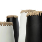 Quatre vases noir et blanc avec ruban de raffia, Le vase furtif Noir naturel L
