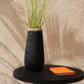 Vase noir avec de lherbe naturelle, Le vase furtif Noir naturel L