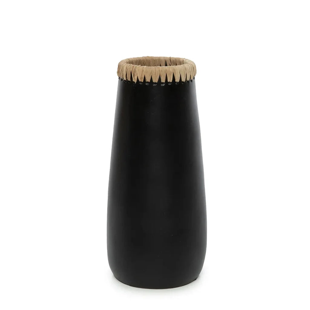 Vase noir avec bord en tissage, Le Vase Furtif Noir Naturel L