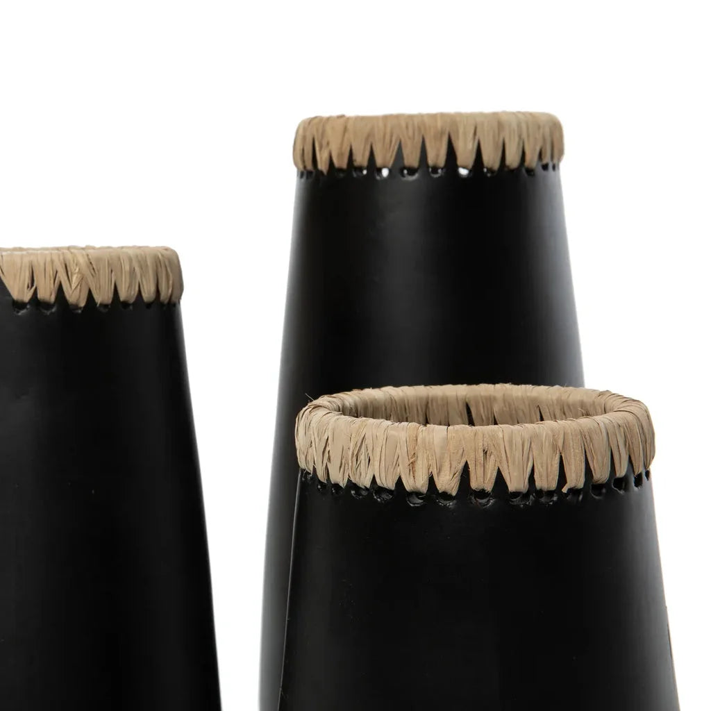 Trois vases noirs avec ruban de raffia, mode d’emploi Le Vase Furtif L