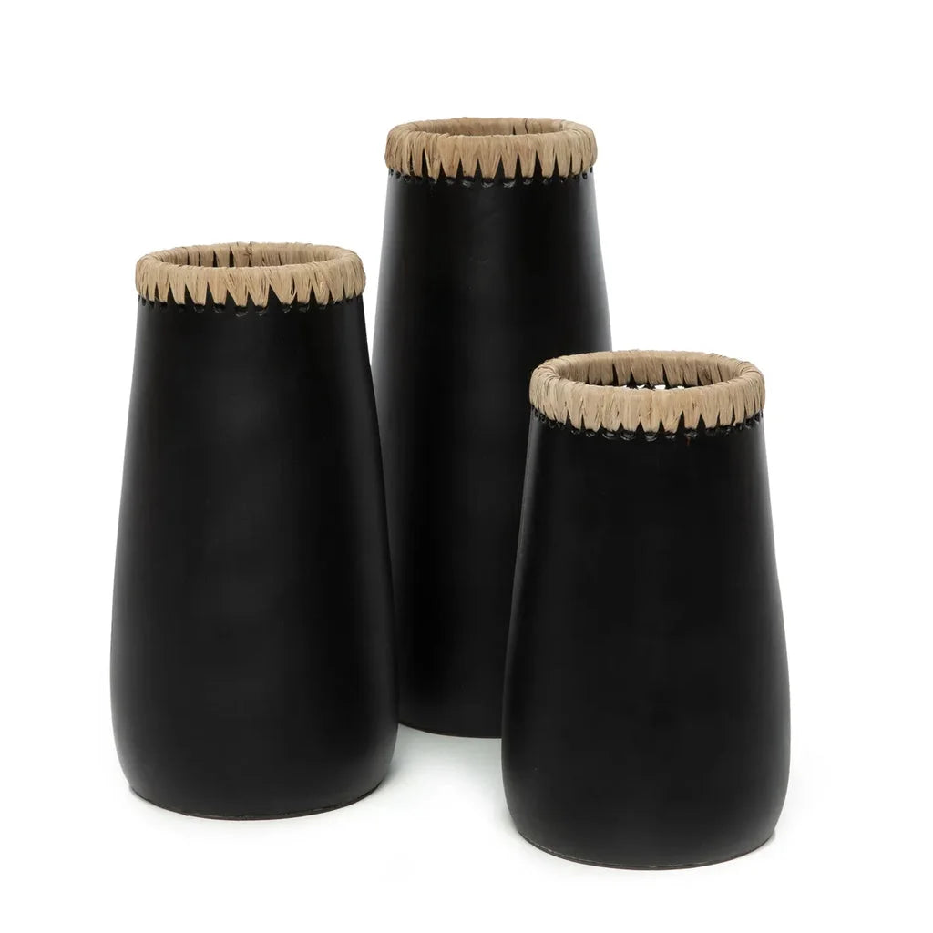 Trois vases noirs avec rebords texturés du produit Le Vase Furtif Noir Naturel L