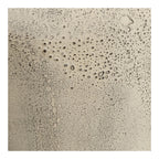 Vase haut en métal effet béton beige grège avec gouttelettes d’eau