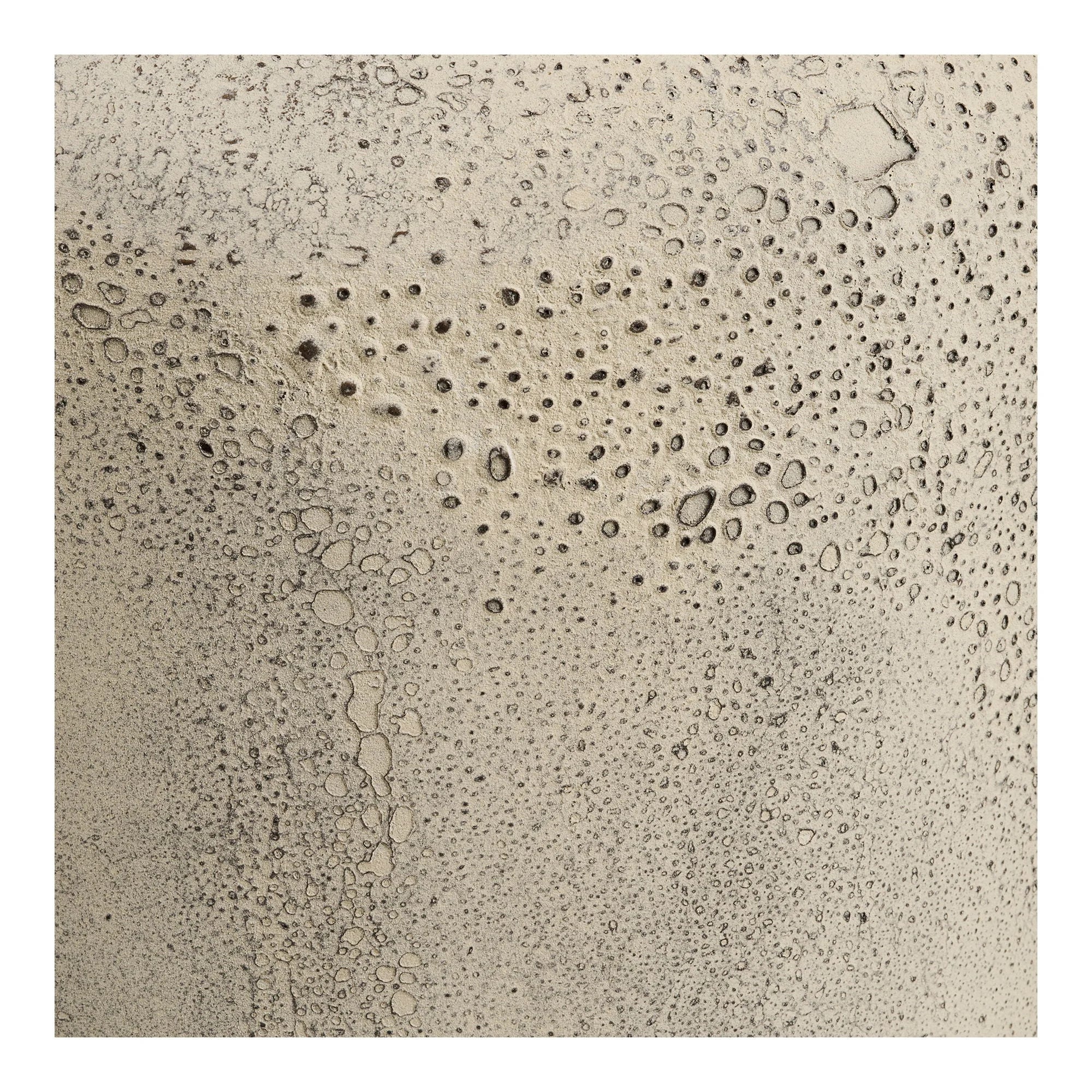 Vase haut en métal effet béton beige grège avec gouttelettes d’eau