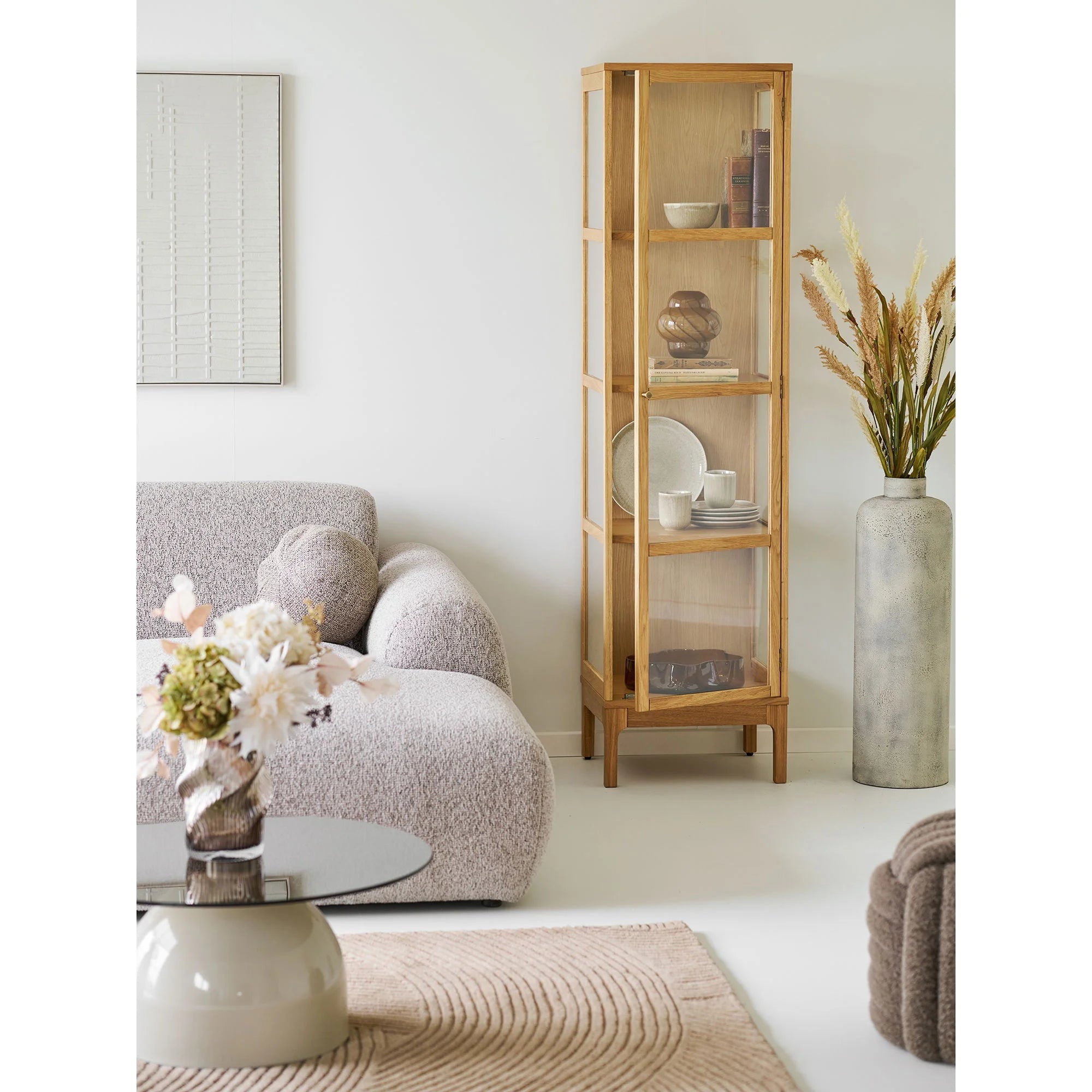 Vitrine en bois clair vitrée à étagères avec vase haut en métal effet béton beige grège H78 cm