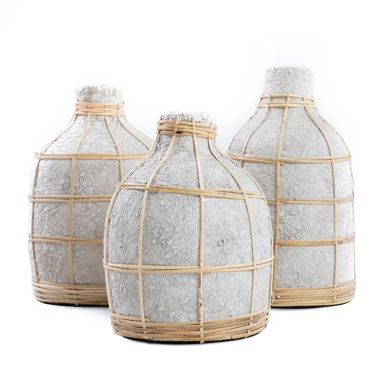 Vases ovales en terre cuite effet béton avec cadres en rotin naturel et texture décorative