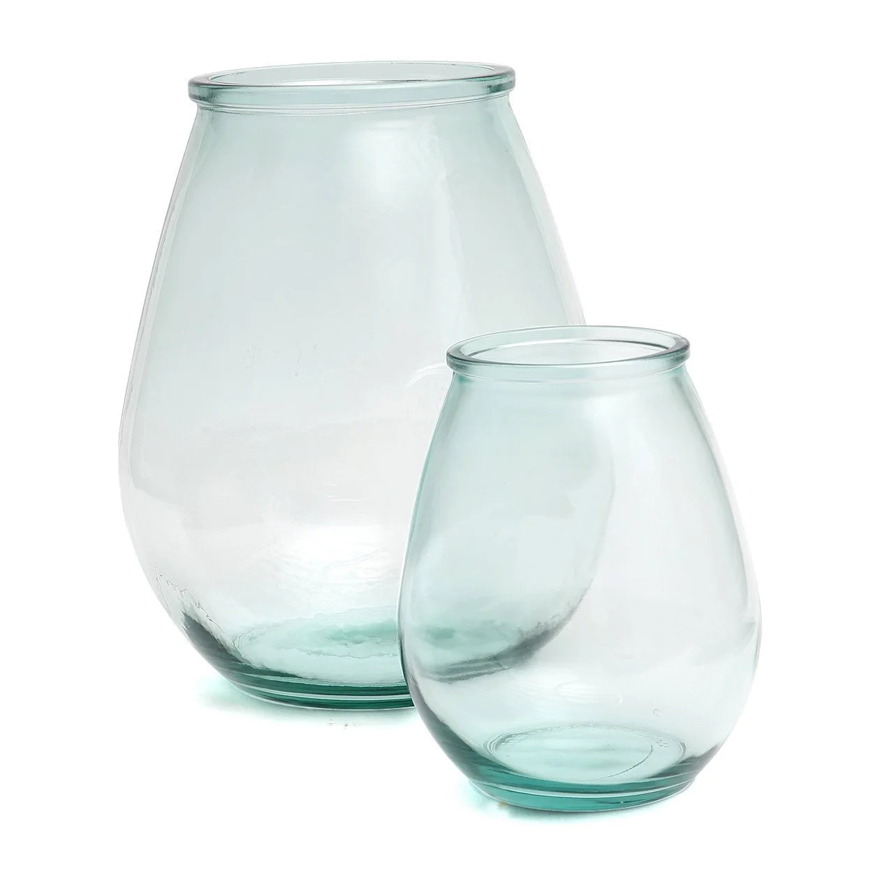 Deux vases en verre transparent recyclé bleu de forme ovale, H23 cm