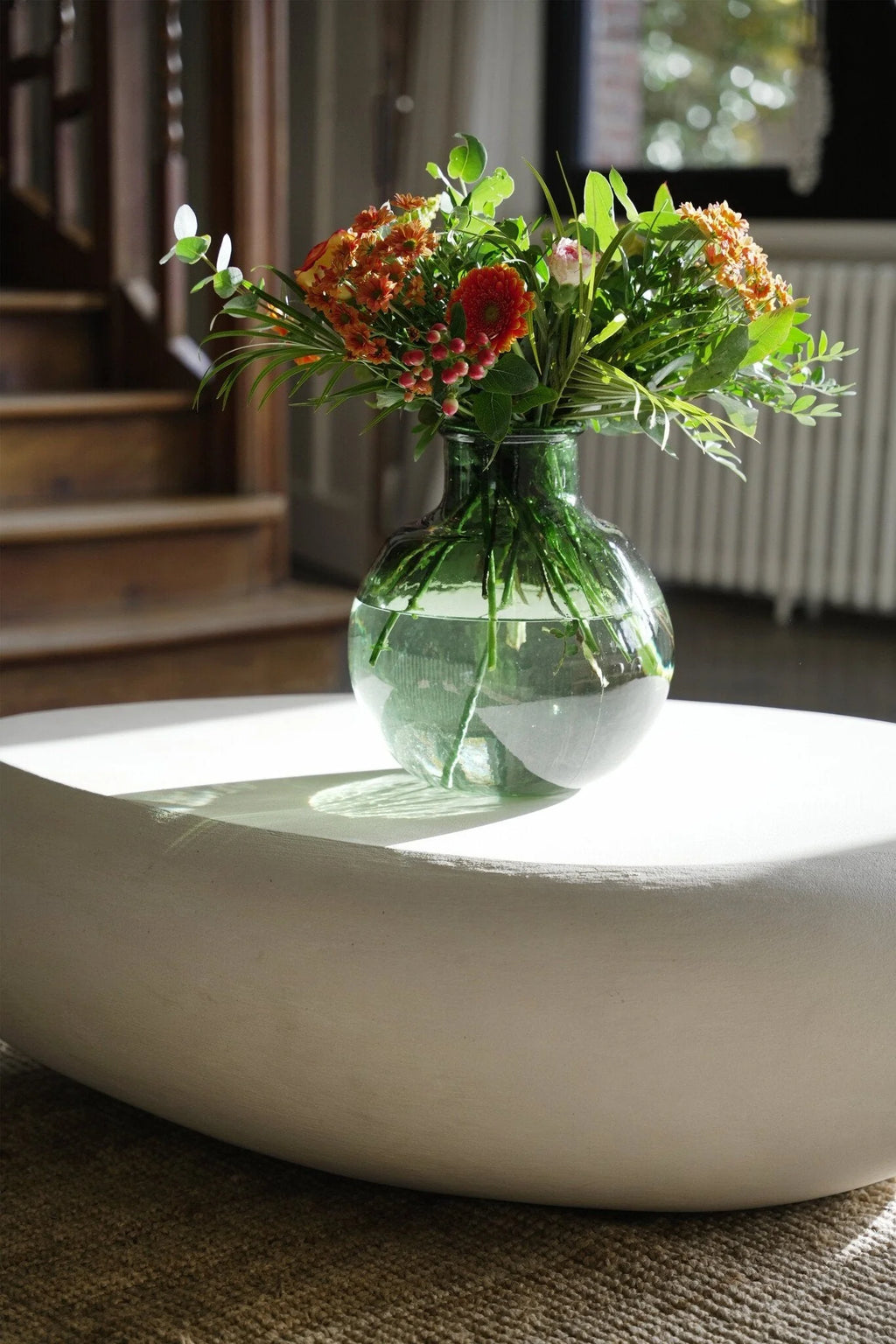 Arrangement floral dans un vase en verre recyclé vert dégradé H23 cm