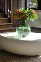 Arrangement floral dans un vase en verre recyclé vert dégradé H23 cm