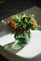 Arrangement floral dans un vase en verre recyclé vert dégradé H23 cm