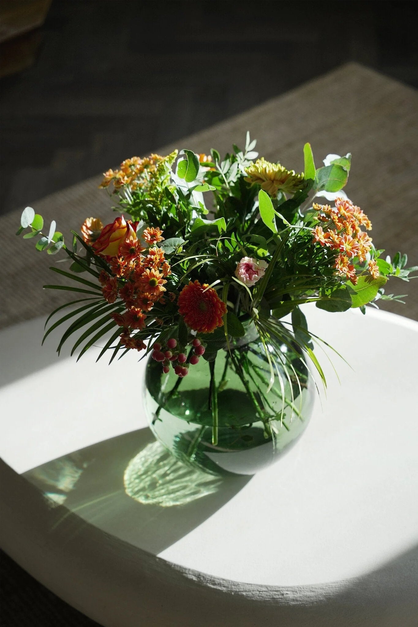 Arrangement floral dans un vase en verre recyclé vert dégradé H23 cm