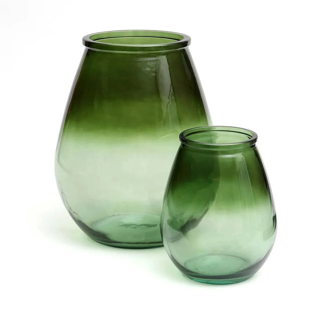 Deux vases en verre recyclé vert effet dégradé de 23 cm de hauteur