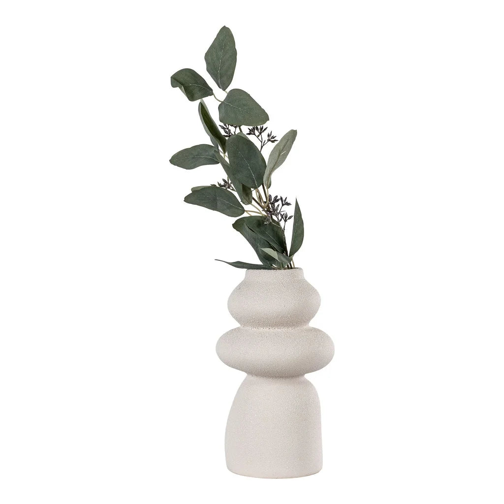 Vase rond en grès beige avec eucalyptus pour décoration intérieure