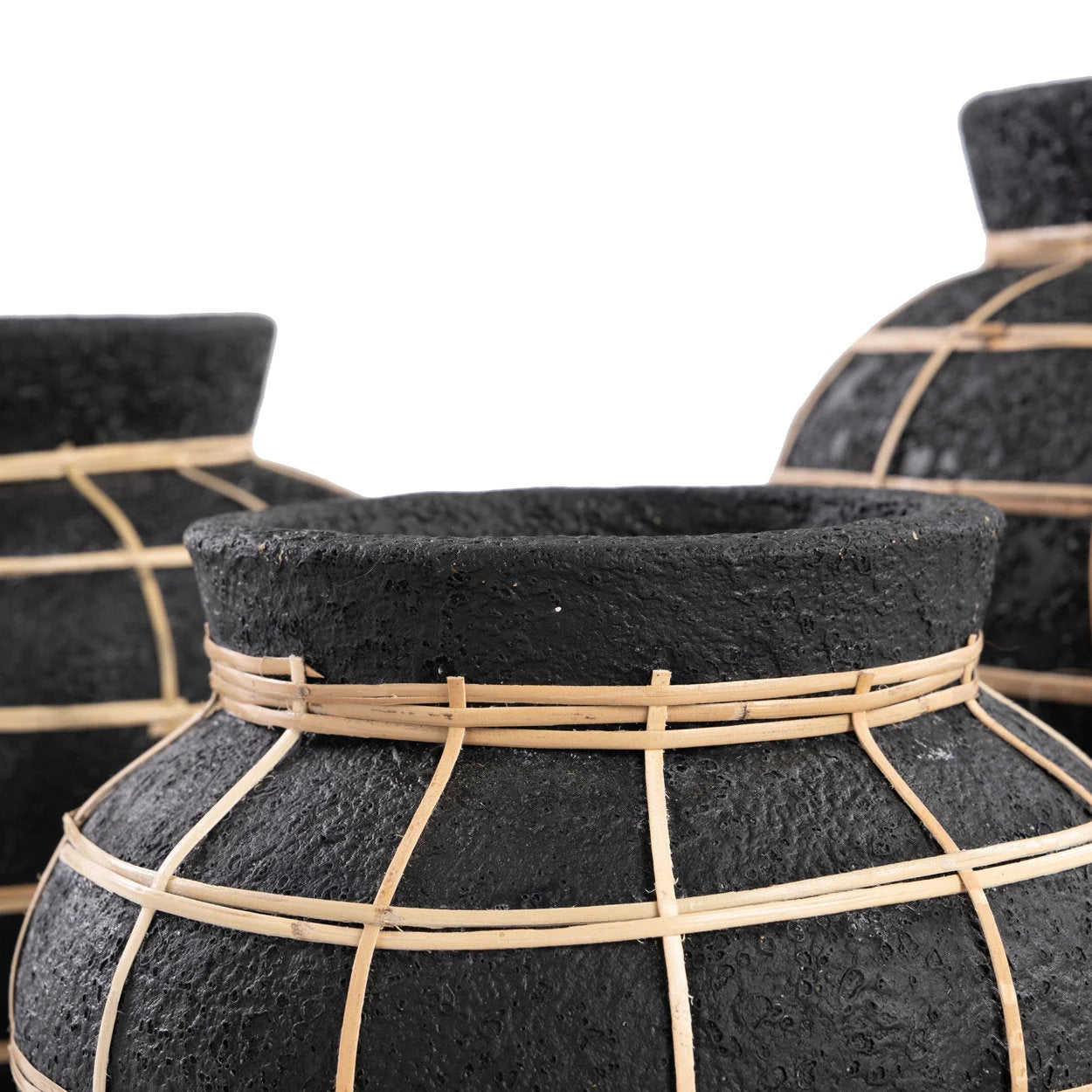Vase rond noir en terre cuite détail en rotin – H23 cm