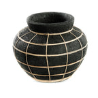Vase rond noir en terre cuite avec texture et détail en rotin, hauteur 23 cm