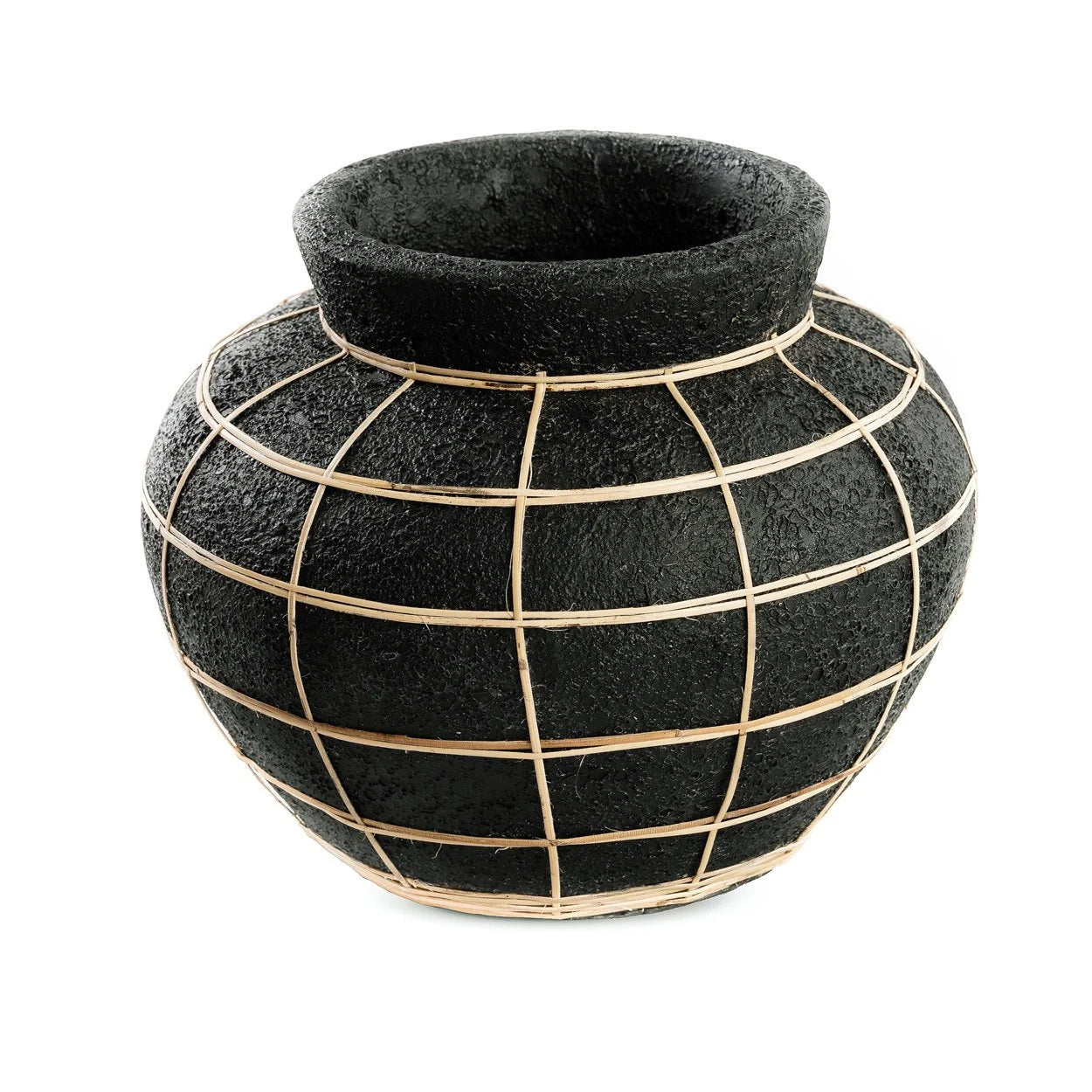 Vase rond noir en terre cuite avec texture et détail en rotin, hauteur 23 cm