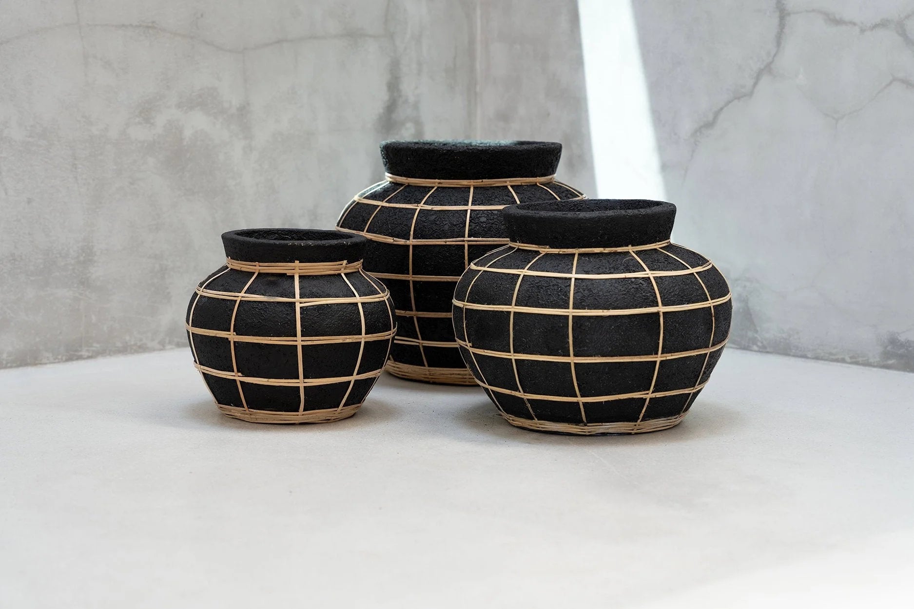 Vases rond noir en terre cuite avec grille noir et tan, détail en rotin, H23 cm
