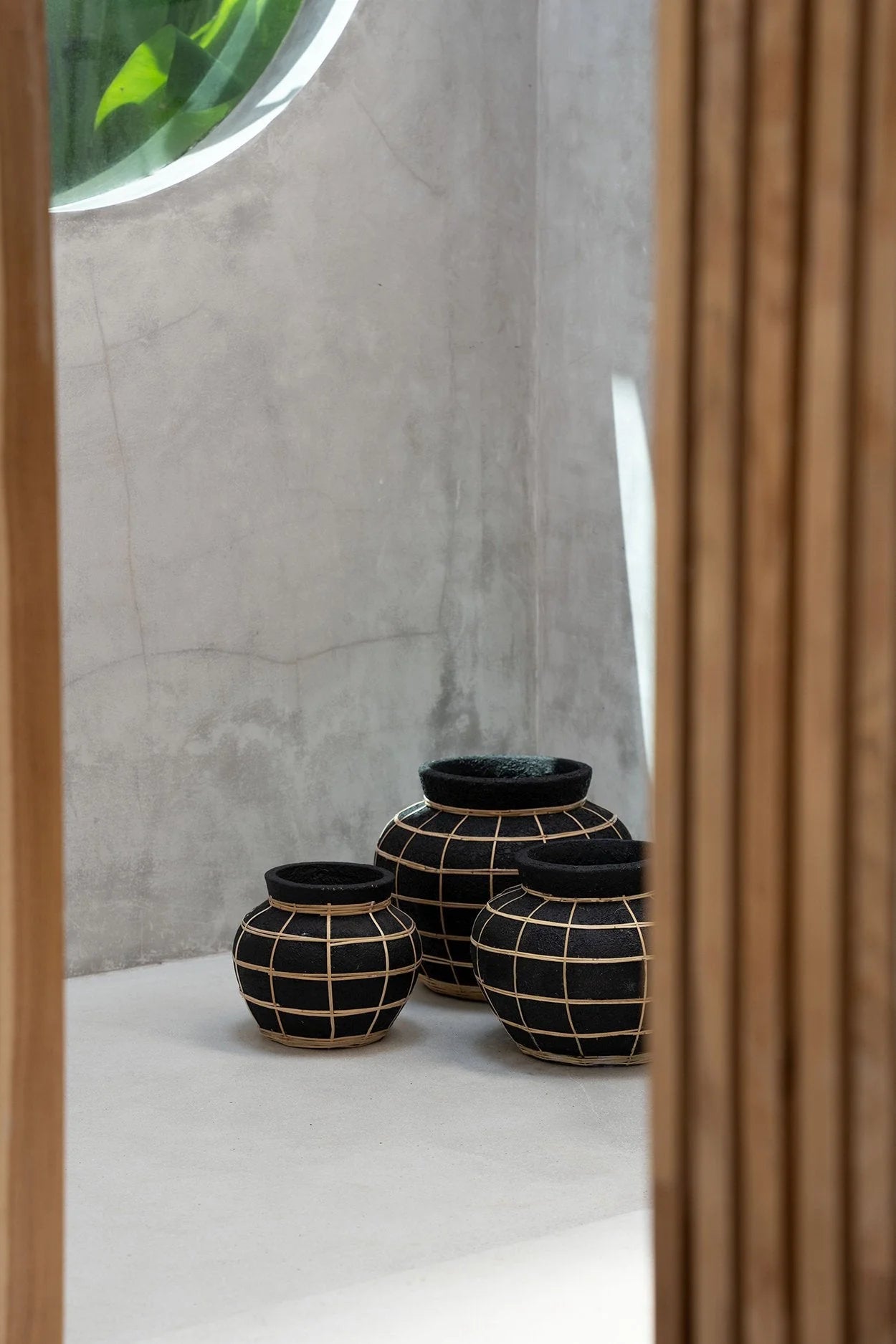 Trois vases en terre cuite noir et or à motif grille, H23 cm, style bohème