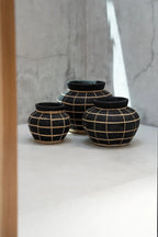 Trois vases noirs en terre cuite avec grille en rotin, H23 cm, décoration élégante